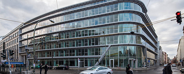 Strassenansicht des Bürogebäudes der SAP Deutschland AG & Co. KG